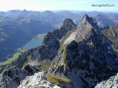 Sicht auf Gimpel und rote Flüh von der Köllenspitze